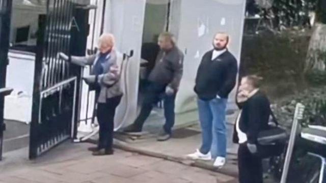  I qetë dhe me duar në xhepa, momenti kur vrasësi i gjyqtarit pret policinë para Gjykatës