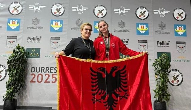 Një yll i ri i peshëngritjes, Enkileda Carja, kampione dhe rekordmene e Evropës për të rinj