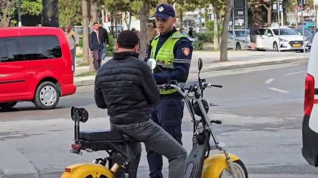 Sekuestrimi i monopatinave, qytetarët:  Protestë përpara Policisë Rrugore!