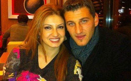 Para 11 vjetësh, gruaja e Alban Hoxhës humbi jetën pas lindjes së djalit, sot Prokuroria kërkon për mjekët dënim me…gjobë