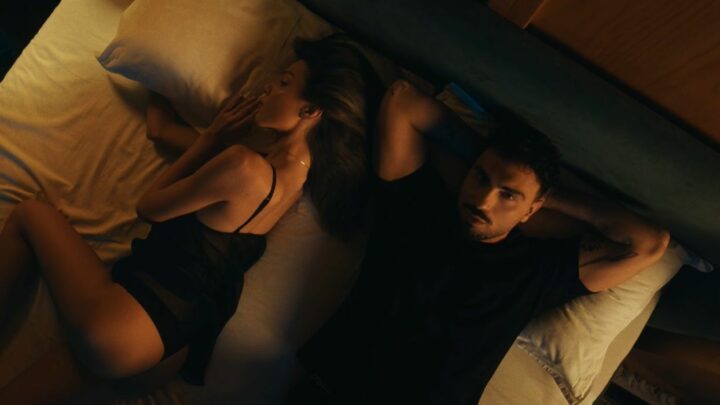 Këngëtari Ledri Vula shfaqet me një femër në shtrat