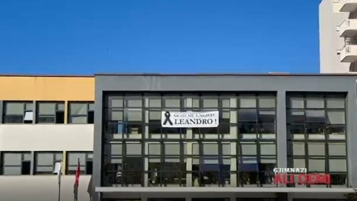 “Gëzo me engjëjt Leandro”/ Ditë zie në gjimnazin “Ali Demi”