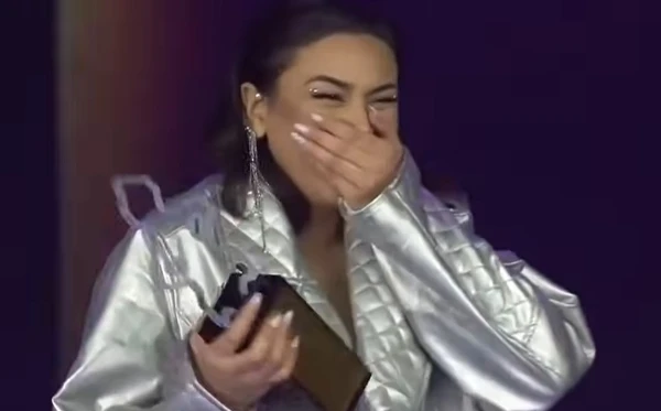 Arsi Bako nga Tirana shpallet fituesja e Festivalit të Këngës në RTK 