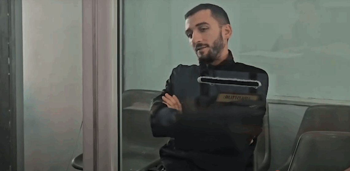 Shfaqet i buzëqeshur në gjykatë djali që vrau babanë/ Avokatja: Mariani nuk i kupton veprimet e tij