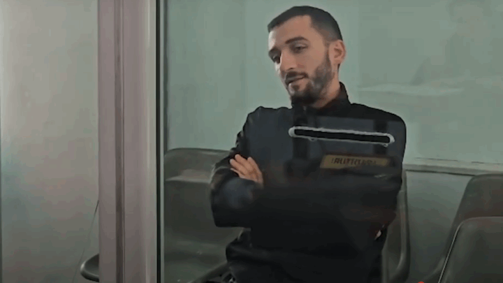 Shfaqet i buzëqeshur në gjykatë djali që vrau babanë/ Avokatja: Mariani nuk i kupton veprimet e tij