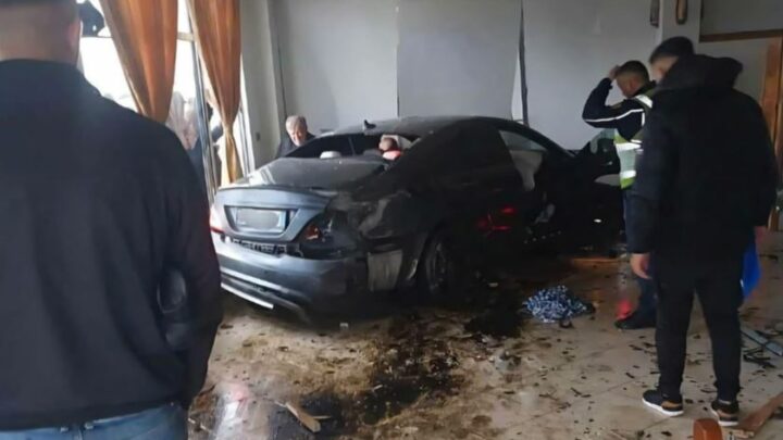 Automjeti me shpejtësi skëterrë del nga rruga dhe hyn në lokal