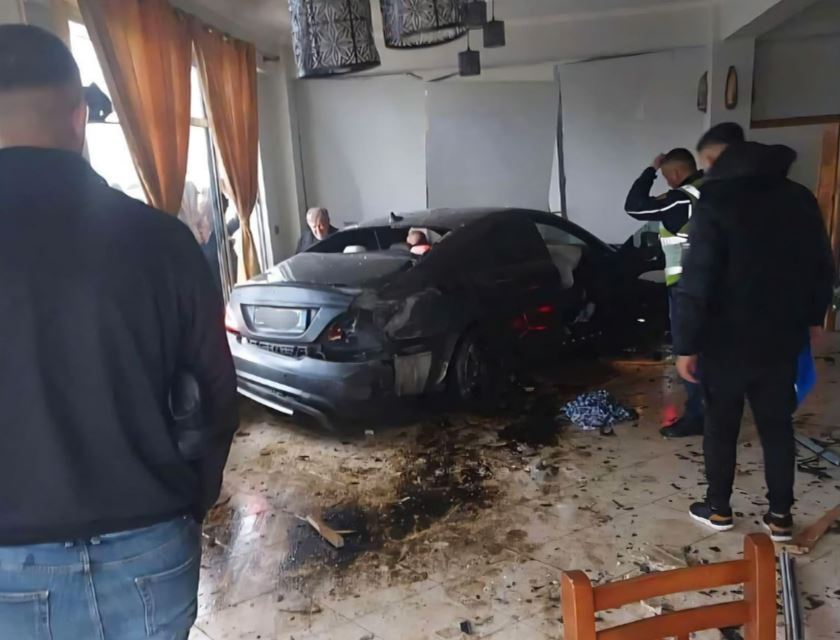 Automjeti me shpejtësi skëterrë del nga rruga dhe hyn në lokal