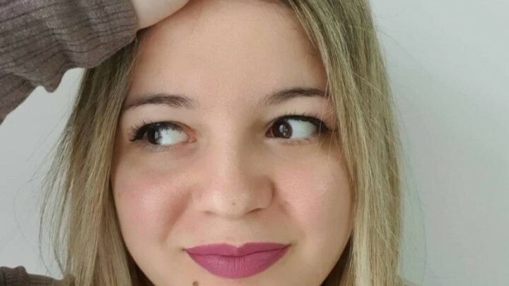 Pas replikave online, sulmohet në Tiranë TikTokerja e njohur Suada Muça