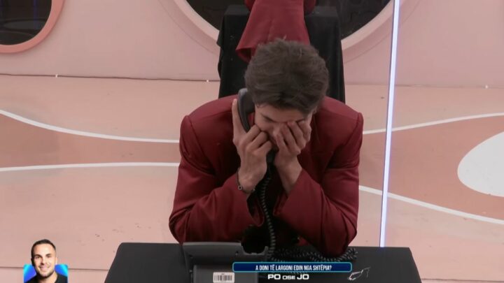 Klodi përlotet, e dashura e telefonon: Kujdes me vajzat, unë të pres… 