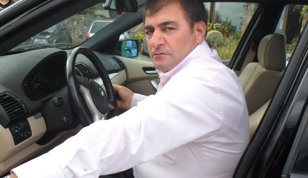 Pamje nga arrestimi/ Hyri në bankë i armatosur, shkoi te arka dhe mori 20 milionë lekë