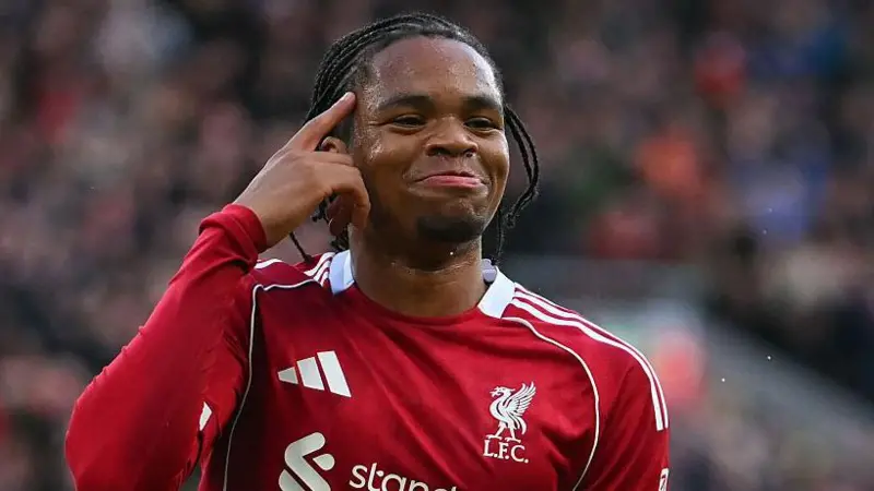 Liverpooli i tregon Fulhamit forcën e kampionit, ylli 18-vjeçar ndriçon Anfield