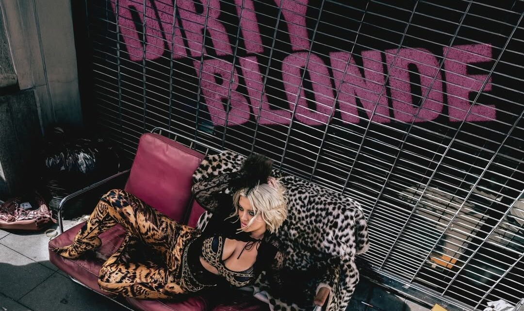 Bebe Rexha promovon albumin e saj të ri “Dirty Blonde” në Paris, mijëra fansa mblidhen pranë Kullës Eiffel