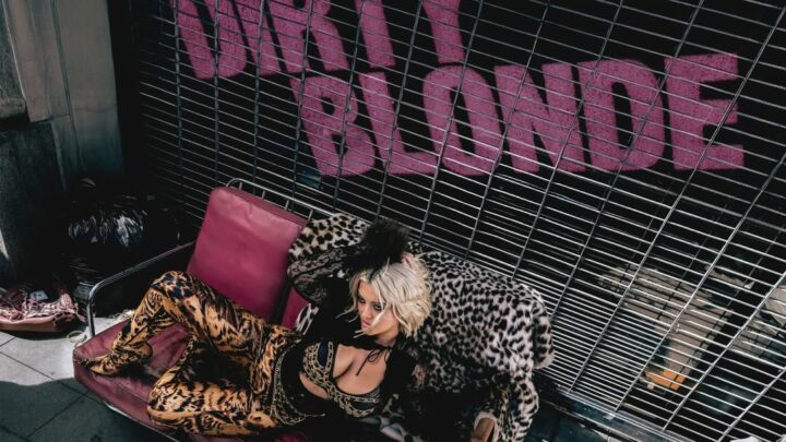 Bebe Rexha promovon albumin e saj të ri “Dirty Blonde” në Paris, mijëra fansa mblidhen pranë Kullës Eiffel