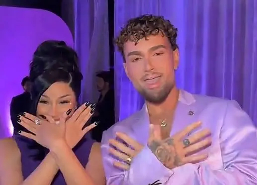 Cardi B me shqiponjë: “I dua shqiptarët, ata me të cilët u rrita, ishin gangsterë të vërtetë”